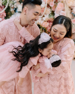 Foto keluarga kecil Siti Badriah dengan Krisjiana (instagram.com/sitibadriahh)