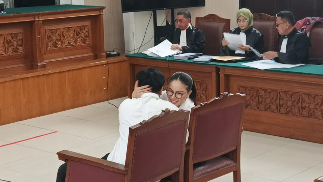 Nikita Mirzani dan asistennya, Mail, menjadi terdakwa dugaan pemerasan terhadap dokter Reza Gladys di PN Jaksel, Selasa (24/6/2025). [Foto: FTNews.co.id/Selvianus Kopong Basar]