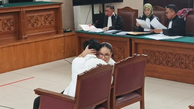 Nikita Mirzani jalani sidang perdana kasus dugaan pemerasan dan tindak pidana pencucian uang di Pengadilan Negeri Jakarta Selatan (24/6) [Foto: Selvianus Kopong Basar]
