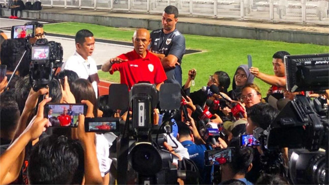 Heboh Simon Tahamata Pilih Pakai Bahasa Indonesia saat Konferensi Pers di GBK
