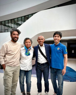 Simon Tahatama (kanan) bersama keluarganya. (Instagram @simon_tahamata_)