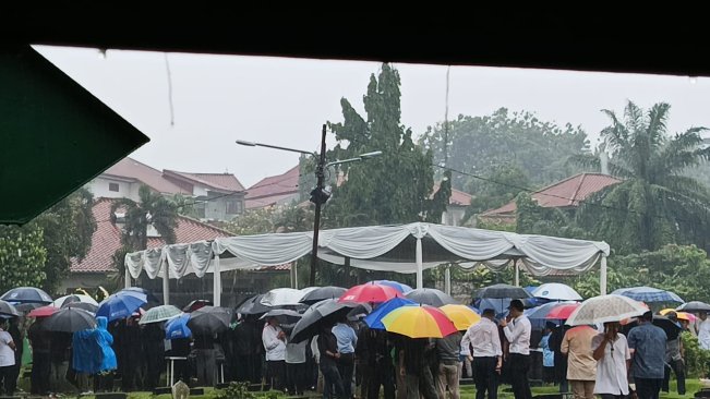 Haru! Jenazah Suami Najwa Shihab Dimakamkan di Tengah Hujan Deras