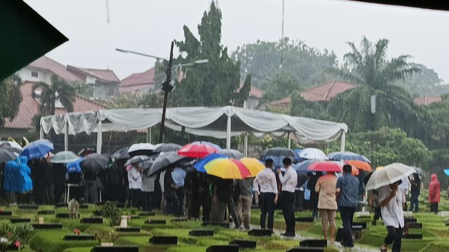 Pemakaman Ibrahim Sjarief Assegaf ditemani hujan deras. (Selvianus Kopong Basar)