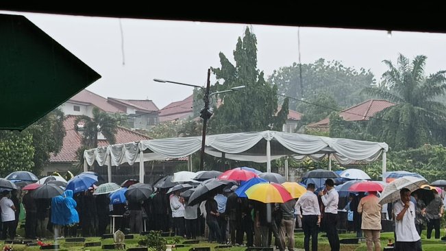 Situasi pemakaman jenazah Ibrahim Sjarief Assegaf (21/5) [Selvianus Kopong Basar]