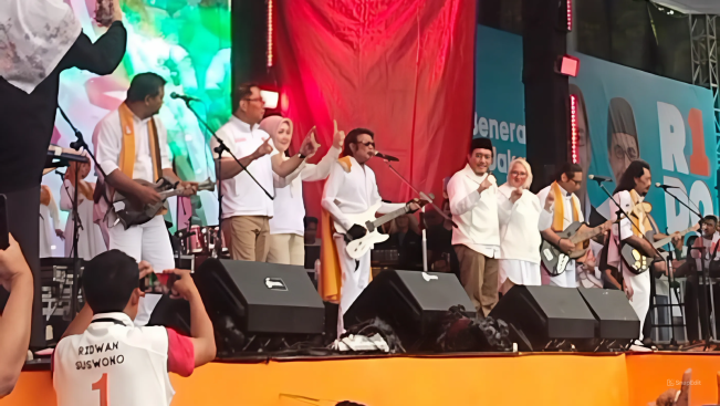 Langka! Ini Momen Ridwan Kamil dan Suswono Joget Bareng Rhoma Irama di Atas Panggung