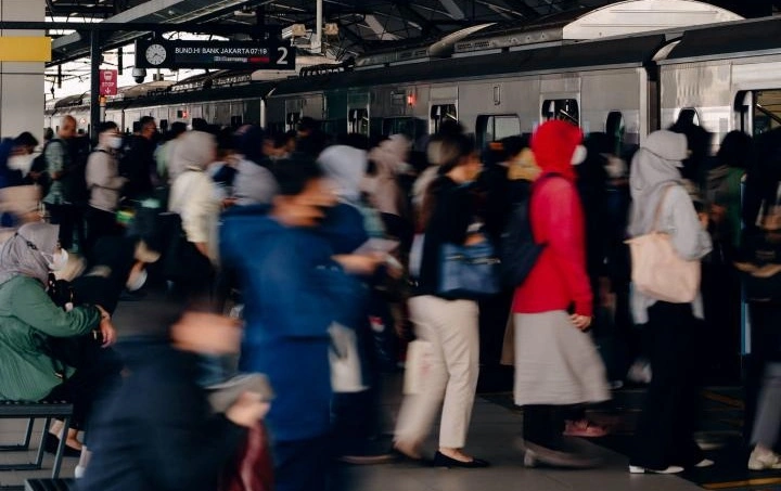 Suasana peron Stasiun Lebak Bulus saat jam sibuk. [Dok. MRT Jakarta]