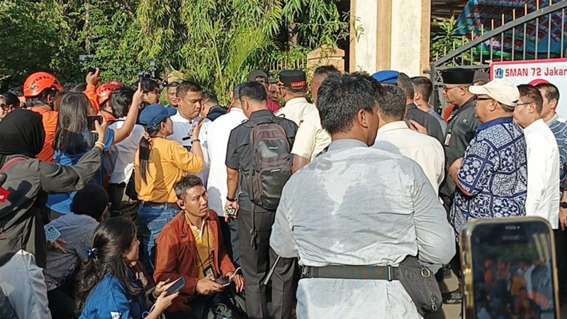 Suasana depan gerbang SMAN 72 Jakarta pasca ledakan, Jumat (7/11/2025). [FTNews.co.id/Selvianus Kopong Basar]