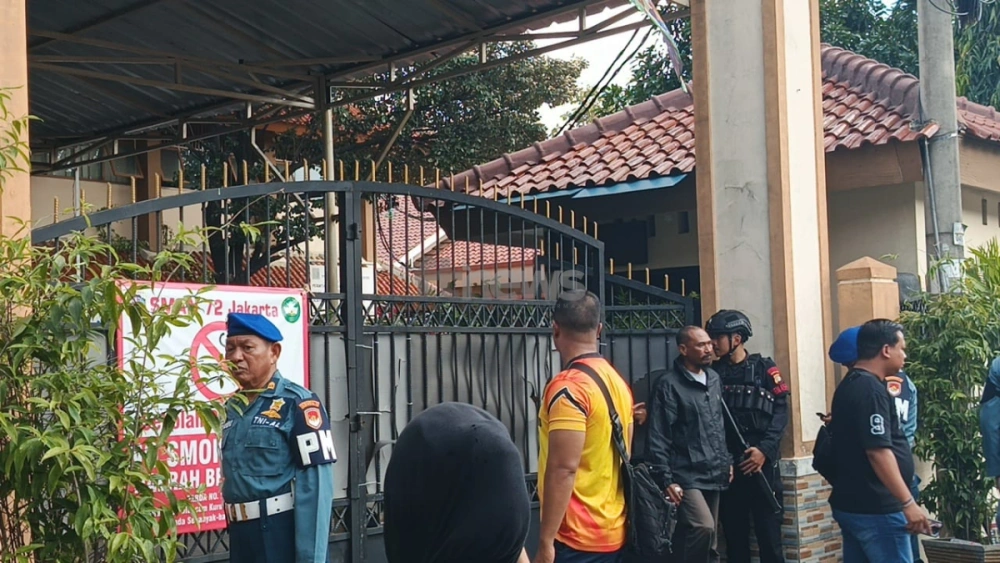 Petugas mengamankan lokasi ledakan di SMAN 72 Jakarta, Jumat (7/11/2025). [FTNews.co.id/Selvianus Kopong Basar]