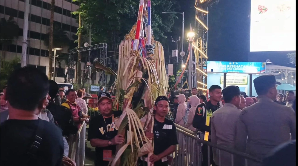 Tampak janur yang dipersiapkan untuk menyambut kedatangan Gubernur DKI Jakarta, Pramono Anung. [FTNews/Raka]