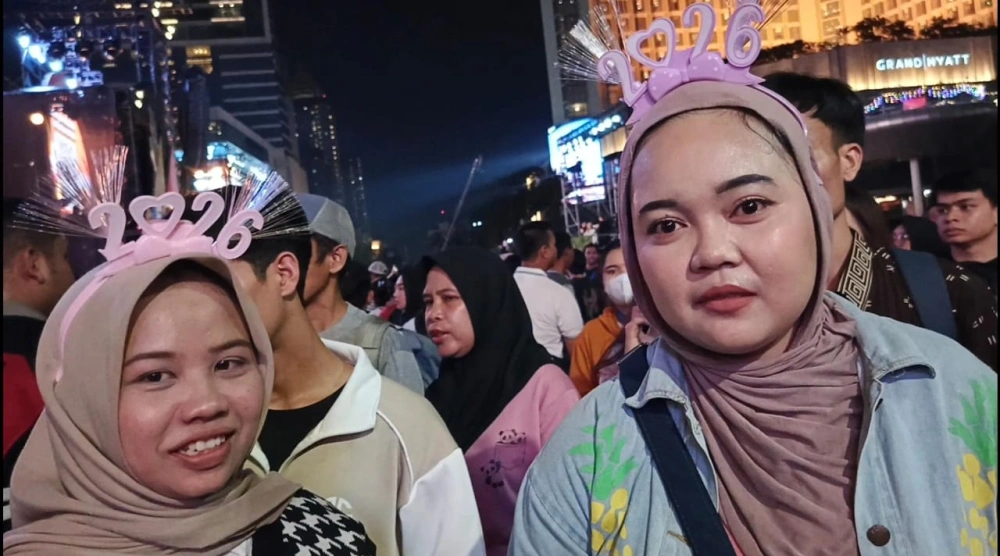 Nelly dan Delia tampil unik di malam tahun baru demi menonton D'Masiv. [FTNews/Raka]