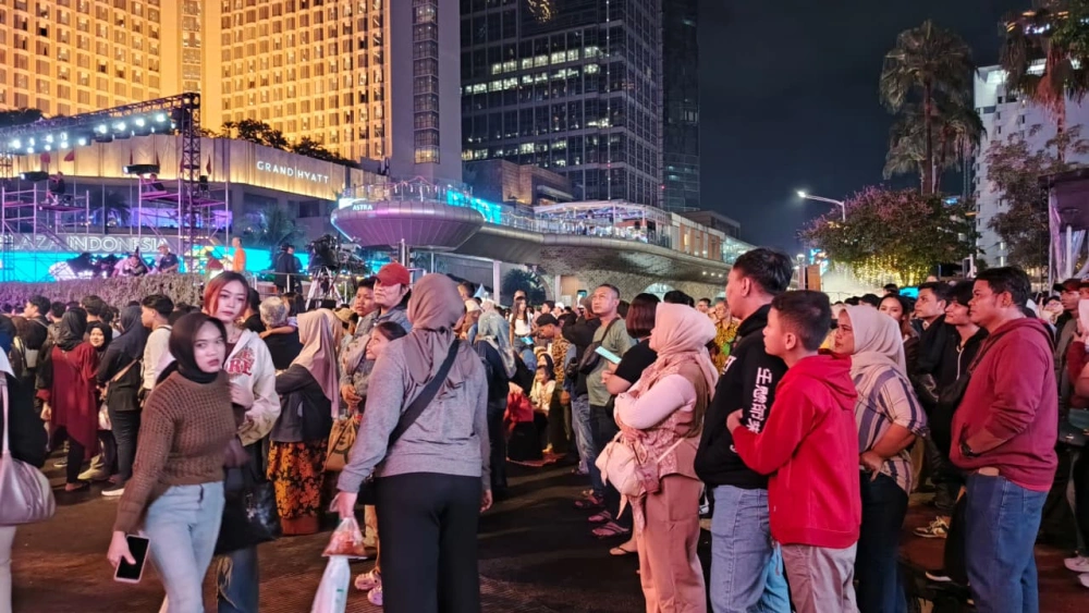 Meriah! Panggung Bundaran HI Dihiasi Janur dan Bando Menyala Sambut Tahun Baru