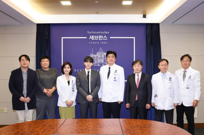 Suga dan perwakilan Yonsei Severance Hospital. (dok. Severance Hospital)