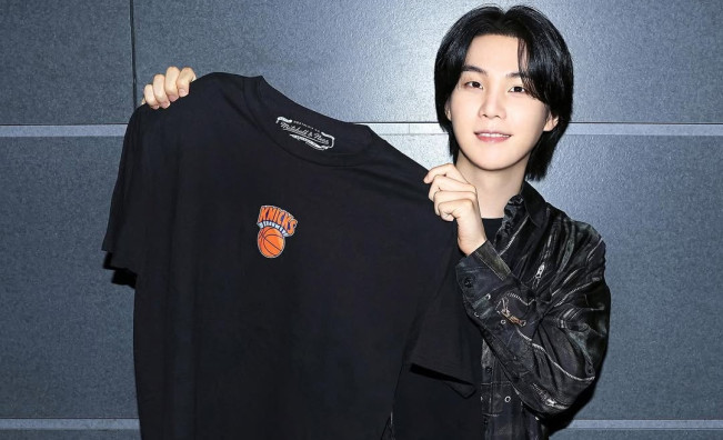 Potret Suga BTS Turun Langsung Bantu Sesi Terapi Anak Autis dengan Musik