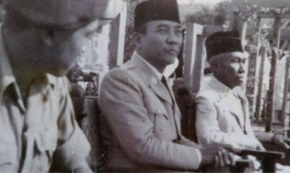 Sultan Muhammad Salahuddin (kanan) bersama Presiden pertama RI Soekarno atau Bung Karno. [Instagram]