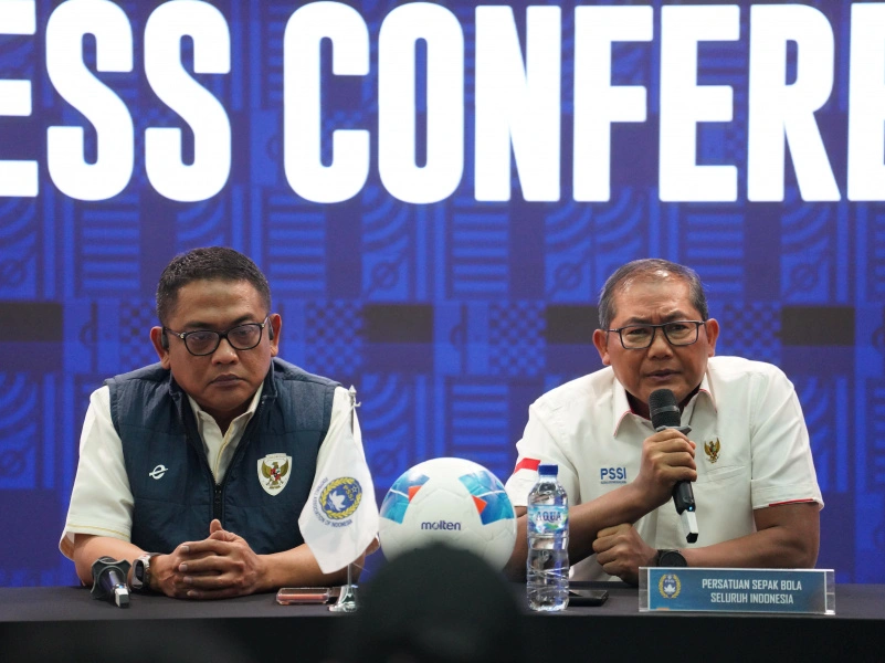 Anggota Exco PSSI Endri Erawan (kiri) didampingi Ketua BTN Sumardji dalam konferensi pers di Jakarta Selatan, Selasa (16/12/2025) malam. [Dok. PSSI]