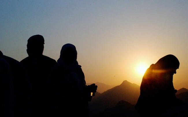Benarkah dalam Islam Ada Malaikat di Pundak Kiri dan Kanan?