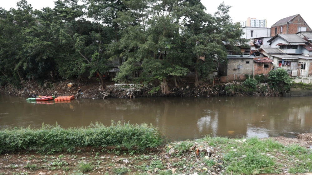 Gempar, Warga Cililitan Temukan Jenazah Pria Tersangkut di Tepi Sungai Ciliwung