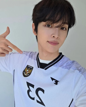 Sungchan RIIZE mengenakan jersey Garuda. (Instagram/@kitagaruda)