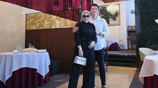 Momen Romantis Reino Barack Pijat Syahrini Ketika Jalan-jalan di Paris