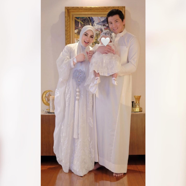 Syahrini dan keluarga. (Instagram @princessyahrini)