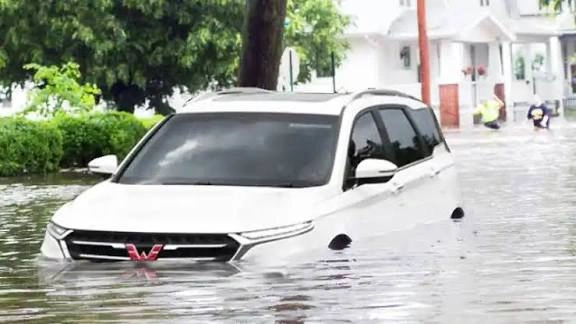 Wuling Beri Fasilitas Dereks Gratis dan Diskon Servis Mobil Korban Banjir Sumatra