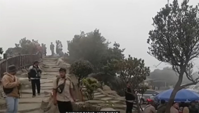 Pengunjung Gunung Tangkuban Perahu diminta berhati-hati/Foto: Tangkap Layar YouTube TVOne