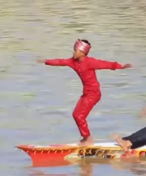 Tarian anak di atas sampan Pacu Jalur. (Instagram)