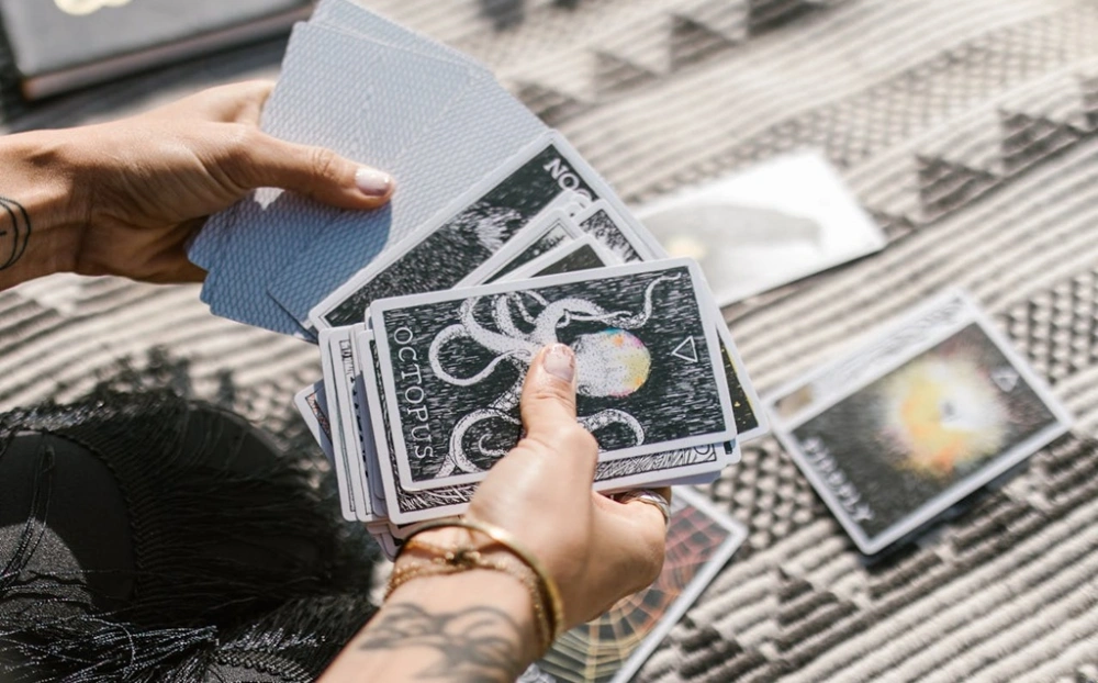 Gen Z menjadi pasar utama tarot reader. [Pexels]