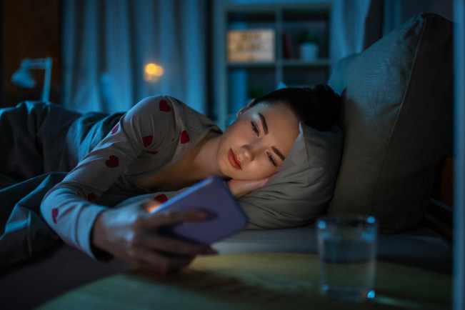 <i>Scrolling</i> Sebelum Tidur Berdampak Buruk, Benarkah?