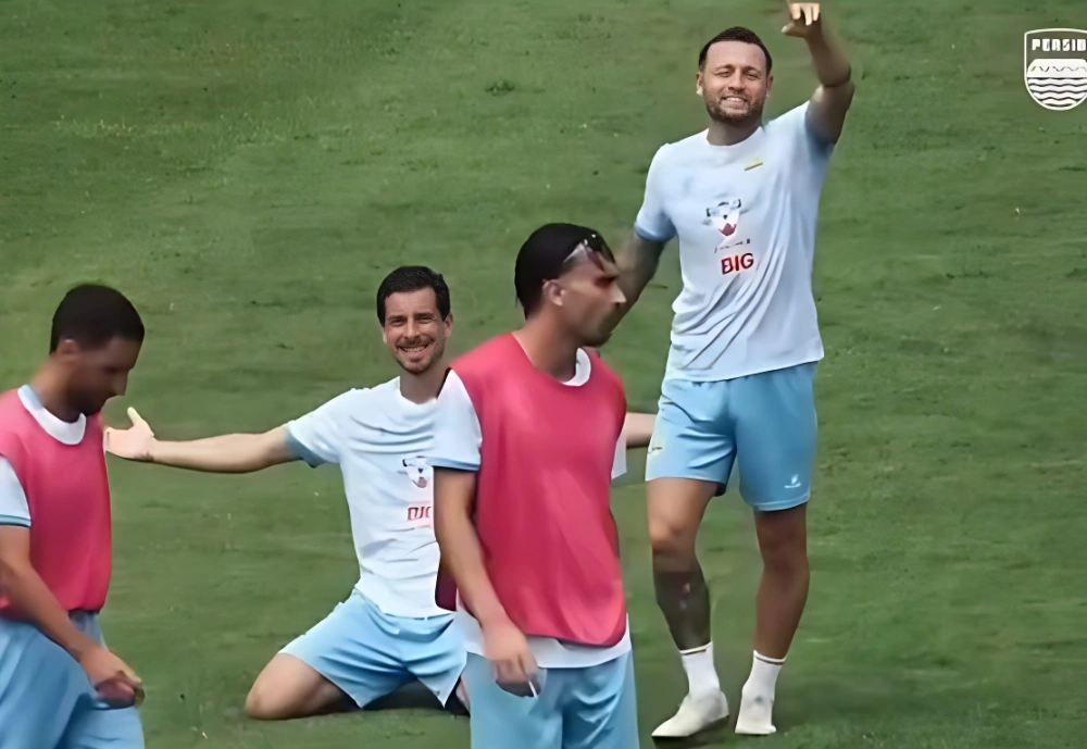 Berkelas! Momen Gol Jarak Jauh Thom Haye Saat Latihan dengan Persib