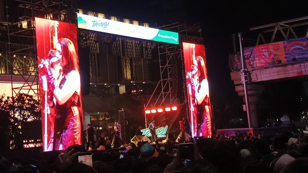 Penampilan Tiara Andini di Anjungan Sarinah saat malam tahun baru. [FTNews/Selvianus Kopong Basar]