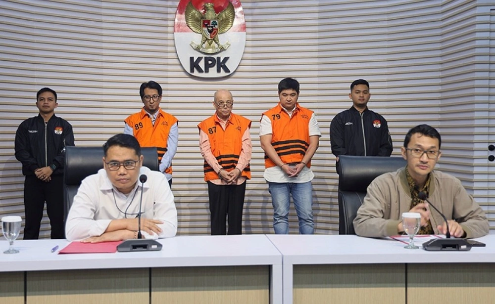 KPK menghadirkan tiga dari empat tersangka kasus dugaan suap dalam pengadaan katalis di Pertamina pada tahun anggaran 2012-2014, Selasa (9/9/2025). [Dok. KPK]