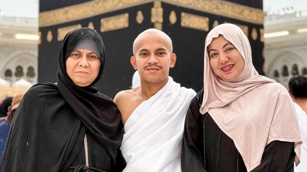 Tiktoker Mila Agustina menjalani umrah bersama suami dan orang tua. [Instagram]