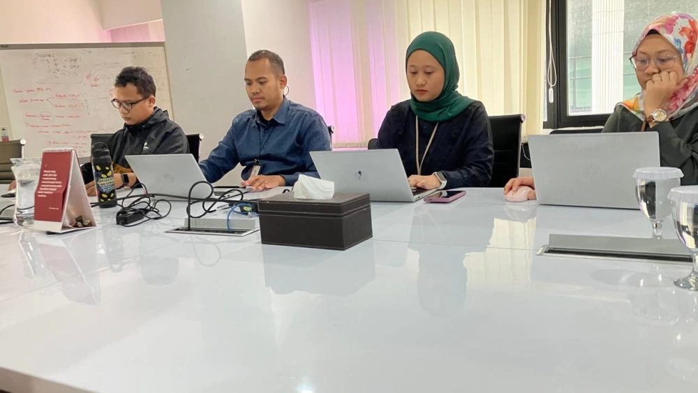 Tim Komisi Pemberantasan Korupsi (KPK) saat berdiskusi dengan tim FTNews.co,id di Gedung KPK, Kuningan, Jakarta, Kamis (13/11/ 2025). (FTNews.co.id)