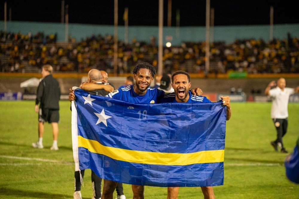 Dua pemain Timnas Curacao merayakan keberhasilan negara mereka lolos Piala Dunia 2026. [Instagram @thebluewaveffk]
