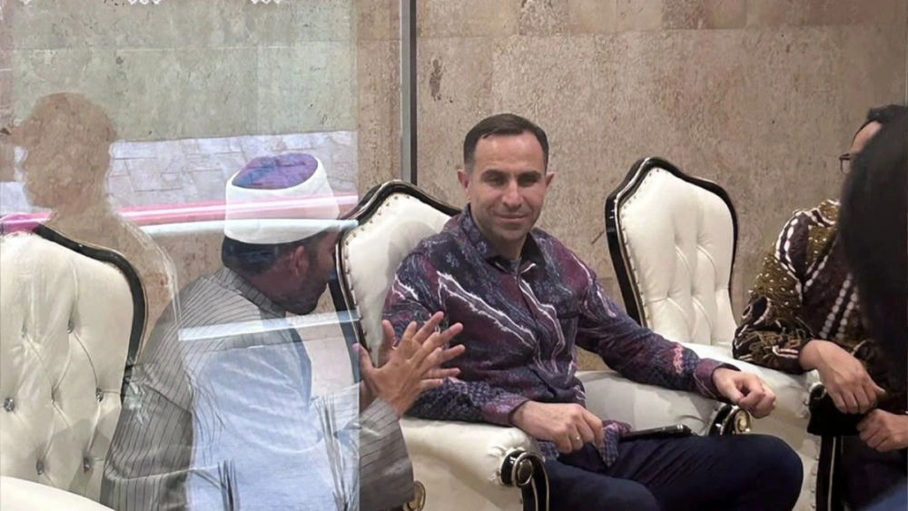 Timur Kapadze berbincang dengan imam dan khotib Masjid Istiqlal, Jakarta, setelah menunaikan Salat Jumat. [Instagram]