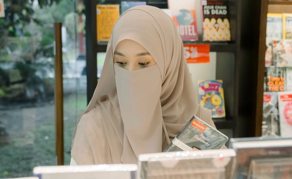 Deretan Buku Best Seller Karya Tinandrose, Kini Jadi Istri Fiki Naki