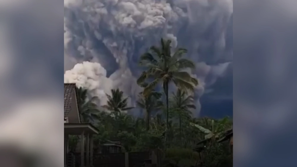 Gunung Semeru erupsi dengan tinggi kolom letusan sekitar 2 km di atas puncak, Rabu (19/11/2025) sore. [Instagram]