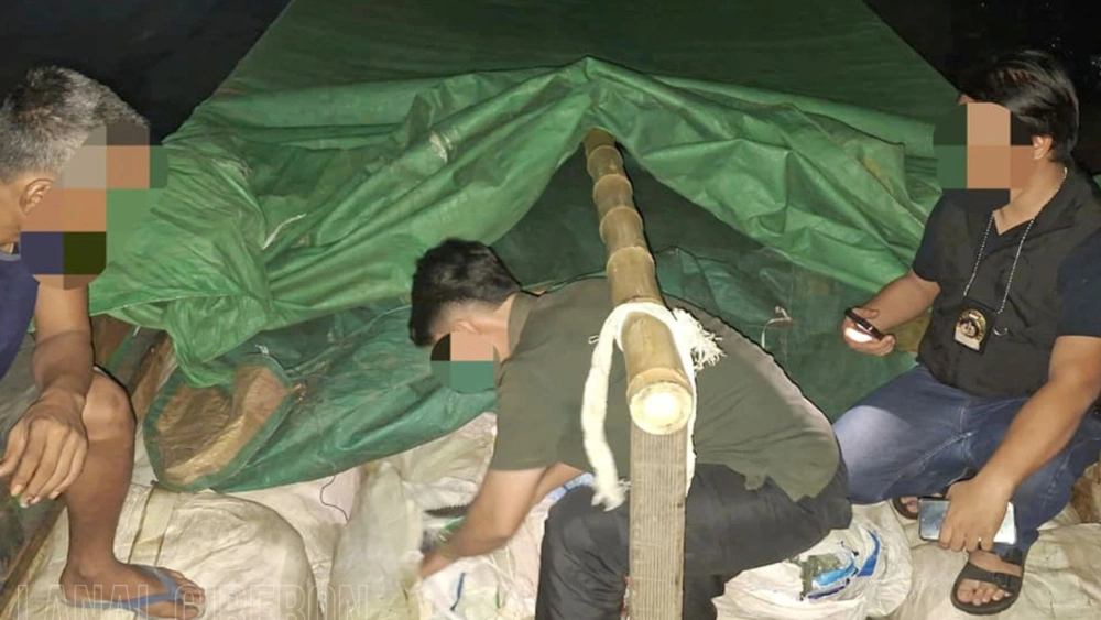 TNI AL hentikan penyelundupan pakaian bekas dari Malaysia. [instagram lanal cirebon]