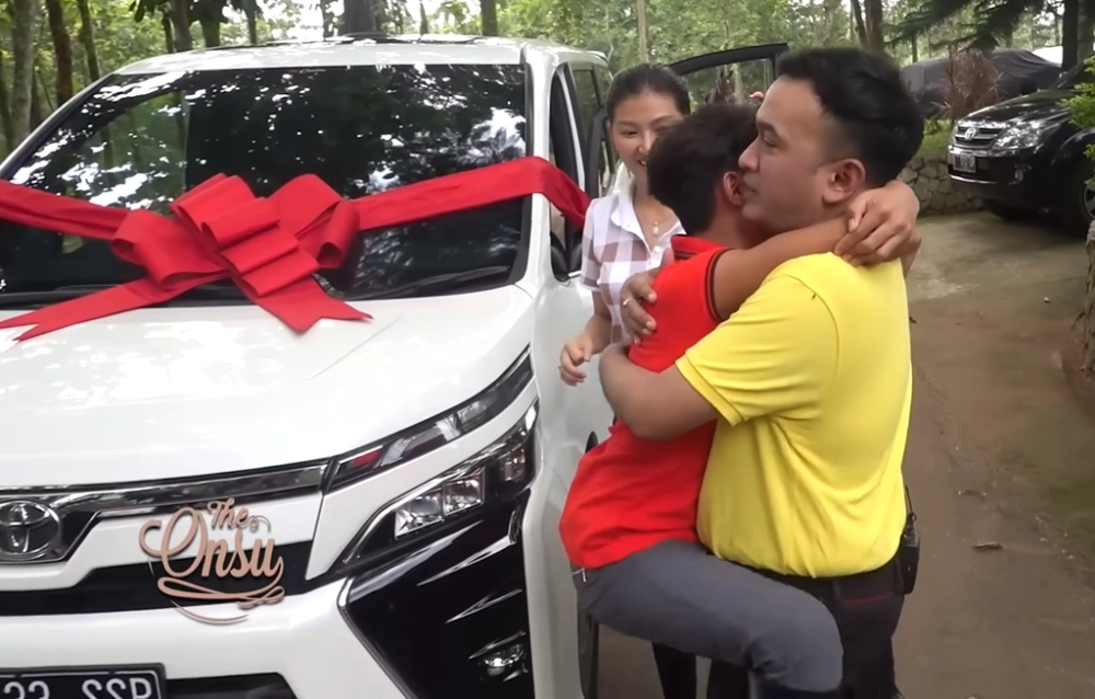 Momen Ruben dan Sarwendah menghadiahkan Toyota Voxy untuk putra angkat mereka.
