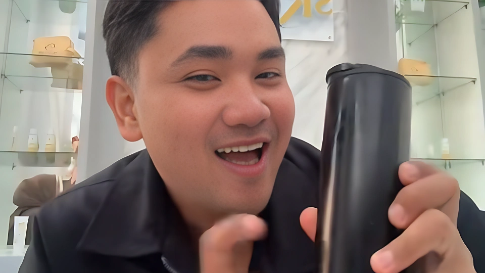 Tumbler starbucks jadi penyelamat (TikTok)