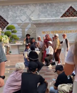 Potongan video turis berjoget di kuil Buddha Bangkok. (Twitter)