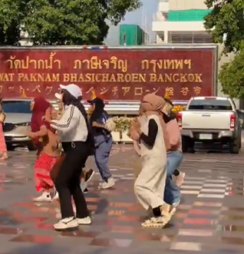 Potongan video turis berjoget di kuil Buddha Bangkok. (Twitter)