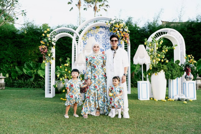 Aurel Hermansyah dan Atta Halilintar bersama kedua putrinya. (Instagram)