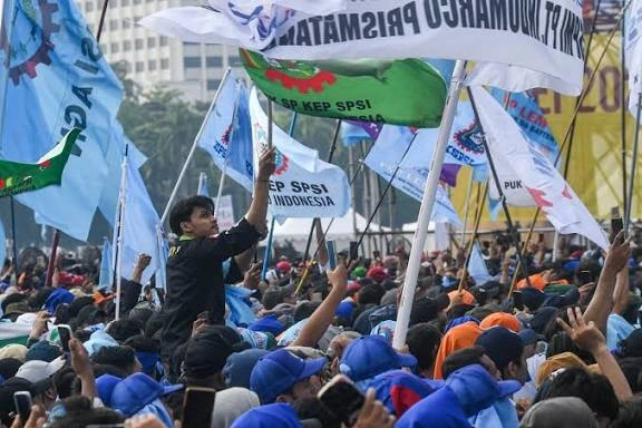 Tolak UMP 2026, Aksi Buruh Padati Monas hingga Istana Negara