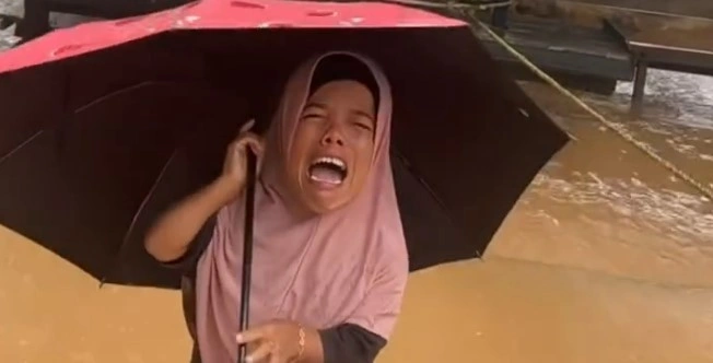 Uni Bakwan menangis setelah warung usahanya diterjang banjir Sumatera Barat [Instagram]