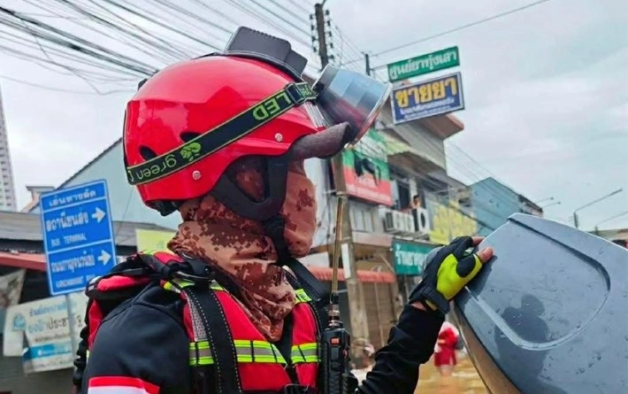 Upaya penyelamatan para korban banjir di Thailand yang telah tewaskan sedikitnya 100 orang [Instagram]