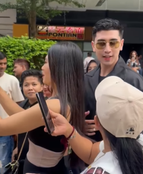 Verrell Bramasta dikerubungi ibu-ibu di Singapura. (Instagram)