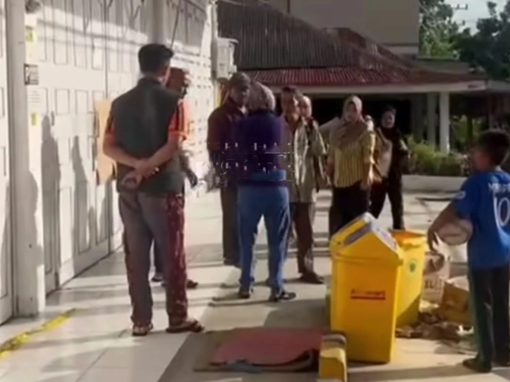 Diduga Karena Lapar, Emak-emak Terekam Coba Bobol Minimarket di Aceh