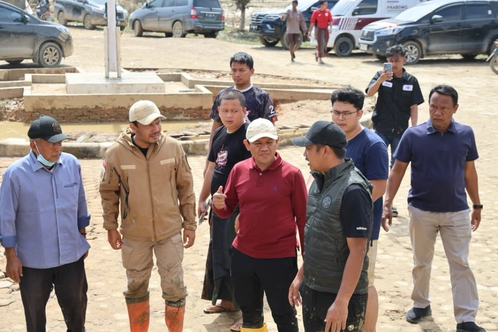 Wagub Aceh Fadhlullah atau Dek Fadh saat meninjau korban bencana di Aceh Tamiang. [Instagram @fadhlullah59]